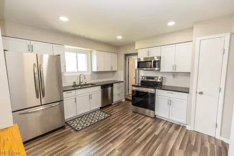 11089 Gordon Dr, Parma, OH 44130 photo 9
