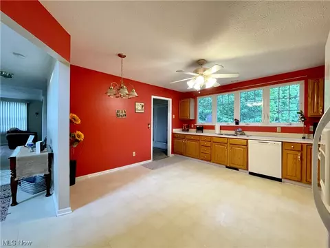55 Ledgeview Ct, Maple Heights, OH 44137 photo 4