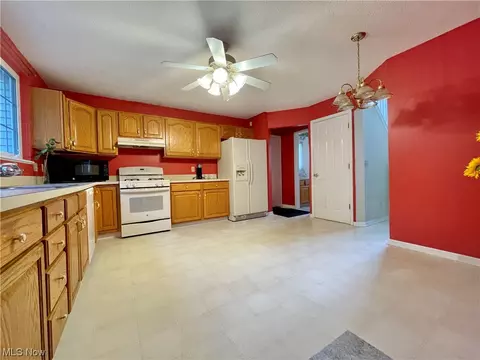 55 Ledgeview Ct, Maple Heights, OH 44137 photo 6