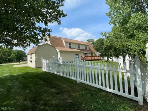 55 Ledgeview Ct, Maple Heights, OH 44137 photo 2