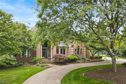 7202 Meadowlands Ave NW, North Canton, OH 44720