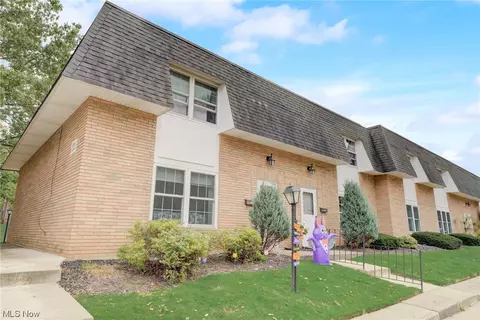 6901 N Parkway Dr, Middleburg Heights, OH 44130