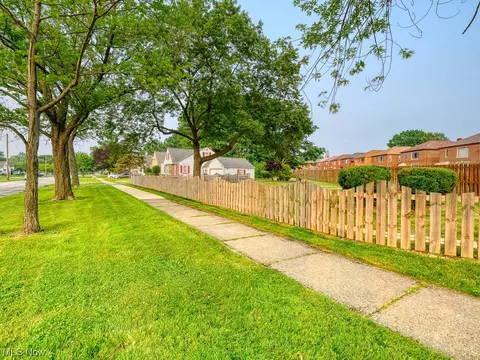 5715 Ackley Rd, Parma, OH 44129 photo 27