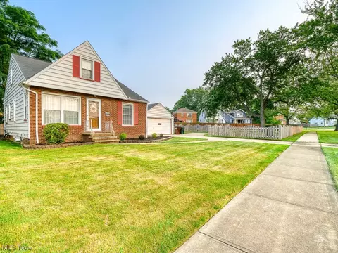 5715 Ackley Rd, Parma, OH 44129 photo 2
