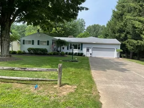 6225 Robinhood Ln, Ashtabula, OH 44004