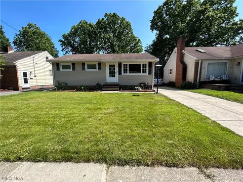 47 Aaron St, Berea, OH 44017 photo 1