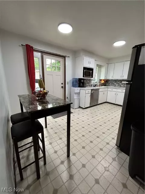 47 Aaron St, Berea, OH 44017 photo 4