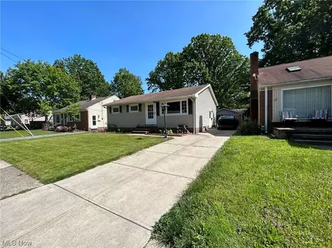 47 Aaron St, Berea, OH 44017 photo 2