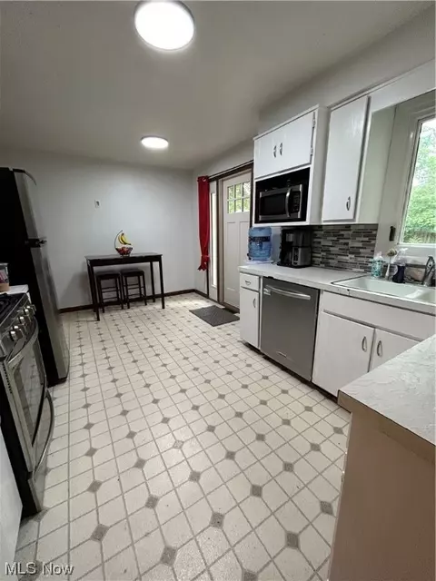 47 Aaron St, Berea, OH 44017 photo 5
