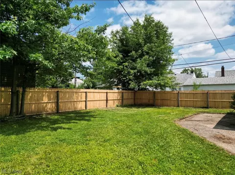667 E 240th St, Euclid, OH 44123 photo 3