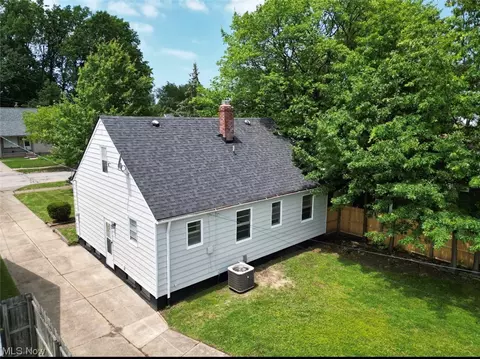 667 E 240th St, Euclid, OH 44123 photo 2
