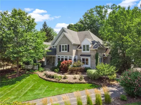 40 Timber Ridge Dr, Chagrin Falls, OH 44022