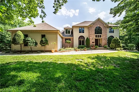6815 Edinboro Pl, Concord, OH 44077
