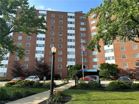11850 Edgewater Dr #504, Lakewood, OH 44107