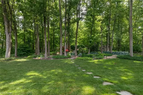 7205 Sandtree Ln, Mentor, OH 44060 photo 2