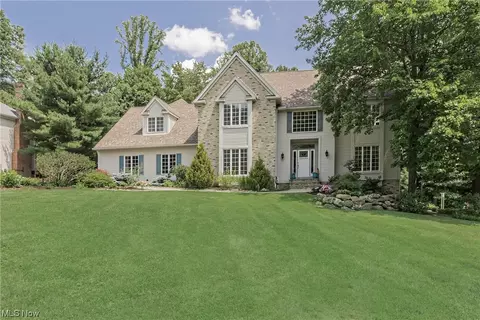 17391 Hawksview Ln, Chagrin Falls, OH 44023