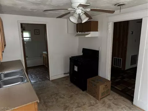 2425 Stocker Ave, Youngstown, OH 44505 photo 2