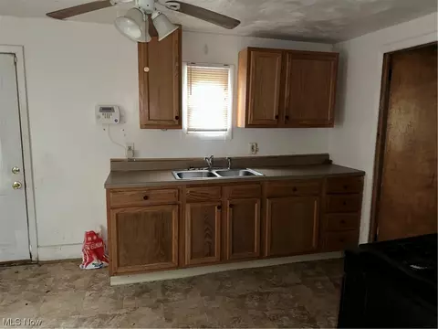 2425 Stocker Ave, Youngstown, OH 44505 photo 3