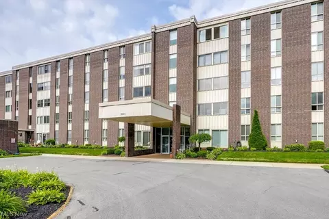 3066 Kent Rd #102, Stow, OH 44224
