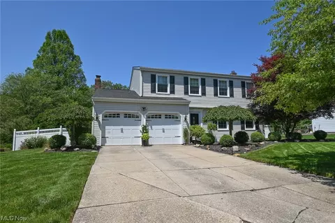 7966 Twin Oaks Dr, Broadview Heights, OH 44147