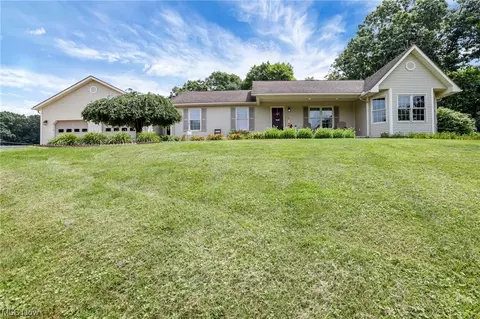 8600 Honeysuckle Dr, Dresden, OH 43821
