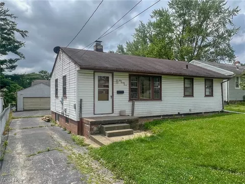 923 Compton Ln, Youngstown, OH 44502