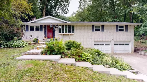 4934 Menlough Wood Dr NW, Canton, OH 44708