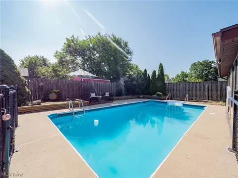 137 Potomac Dr, Elyria, OH 44035 photo 4