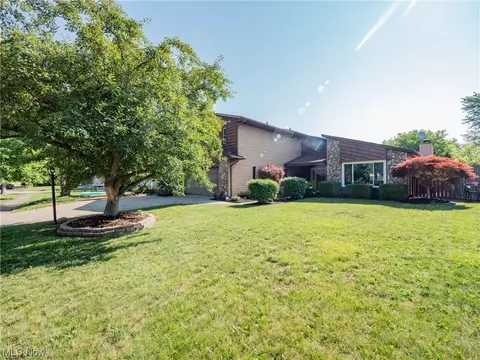 137 Potomac Dr, Elyria, OH 44035 photo 2