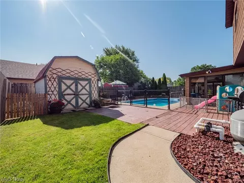 137 Potomac Dr, Elyria, OH 44035 photo 3