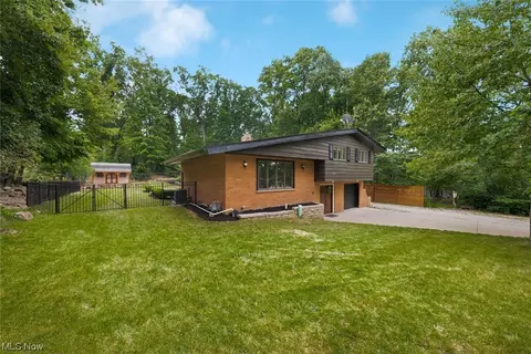 2125 W Ridgewood Dr, Parma, OH 44134