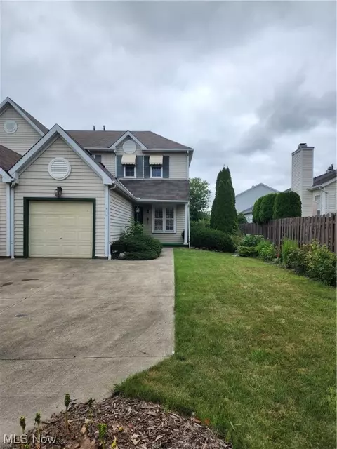 9596 Grist Mill Run, Olmsted Falls, OH 44138