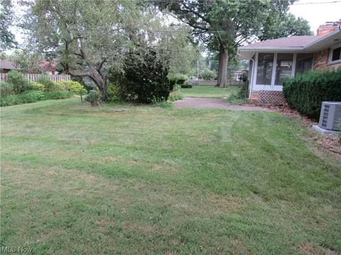 5691 Rangeview Dr, Seven Hills, OH 44131 photo 2