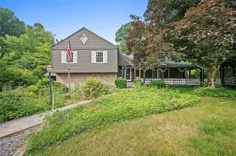 2536 Kennelly Dr, Willoughby Hills, OH 44094