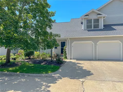 750 Hampton Cir #6, Aurora, OH 44202 photo 2