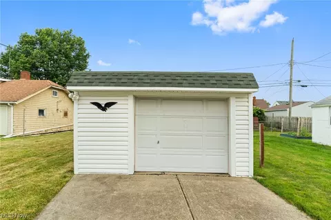 7902 Thornton Dr, Parma, OH 44129 photo 27