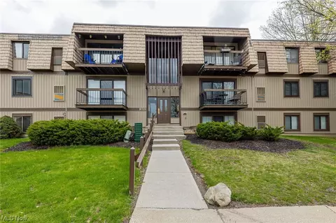 9721 Sunrise Blvd #L9, North Royalton, OH 44133