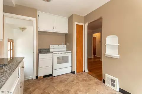 417 E 271st St, Euclid, OH 44132 photo 2