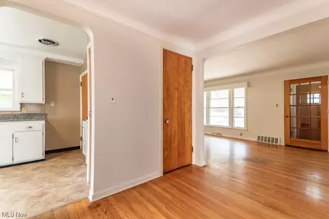 417 E 271st St, Euclid, OH 44132 photo 8
