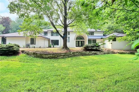 135 W Juniper Ln, Moreland Hills, OH 44022