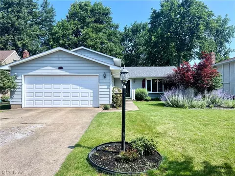 304 Crestview Dr, Elyria, OH 44035 photo 1