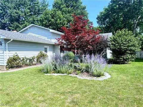 304 Crestview Dr, Elyria, OH 44035 photo 2