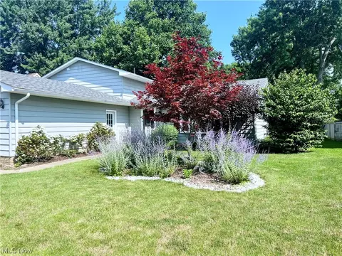 304 Crestview Dr, Elyria, OH 44035 photo 2