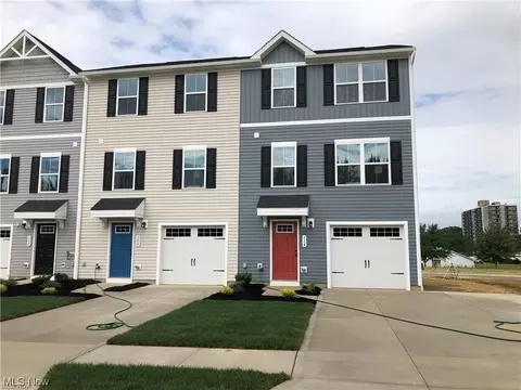 108 Slate Ridge Dr, Barberton, OH 44203