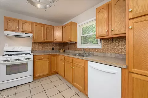 4202 Mapleton St SE, Canton, OH 44707 photo 8