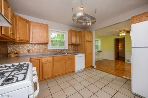 4202 Mapleton St SE, Canton, OH 44707 photo 9