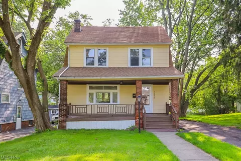 5077 Greenhurst Dr, Maple Heights, OH 44137