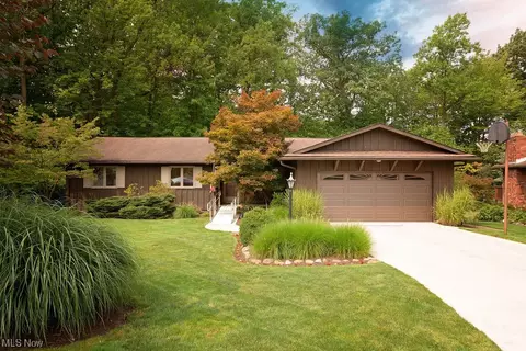 8636 Scarlet Oak Ln, Parma, OH 44130