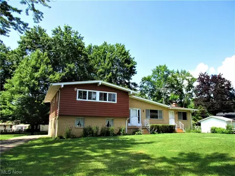 8181 Brookwood St NE, Howland, OH 44484