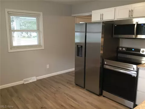 700 Boston Ave, Elyria, OH 44035 photo 3